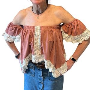 Sz S, NWT Hayden Los Angeles Boho Off-Shoulder Festival drape top with Lace Trim
